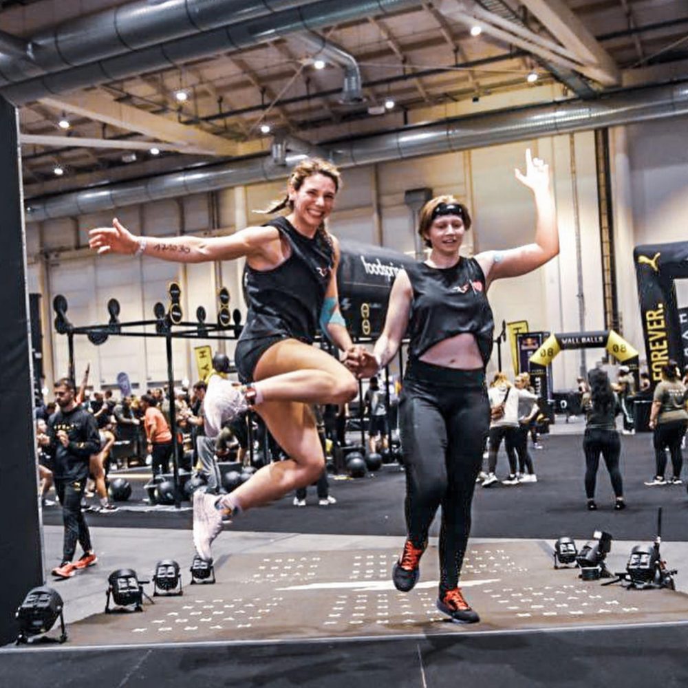 Zwei Frauen springen über die Ziellinie